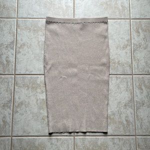 Knit pencil skirt with excellent stretch for extra comfort